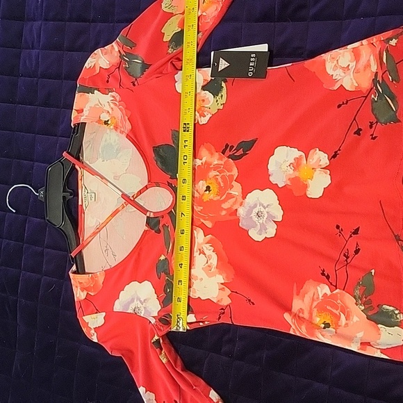 Guess red floral top NWT size M - Picture 14 of 15